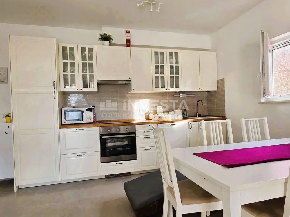 Cuisine; électroménager, carrelage, lumière naturelle