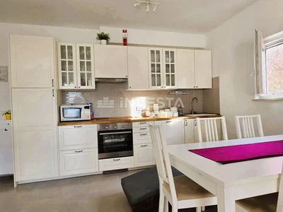 Cuisine; électroménager, carrelage, lumière naturelle