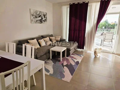 Salon; carrelage, lumière naturelle