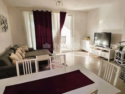 Salon; carrelage, lumière naturelle