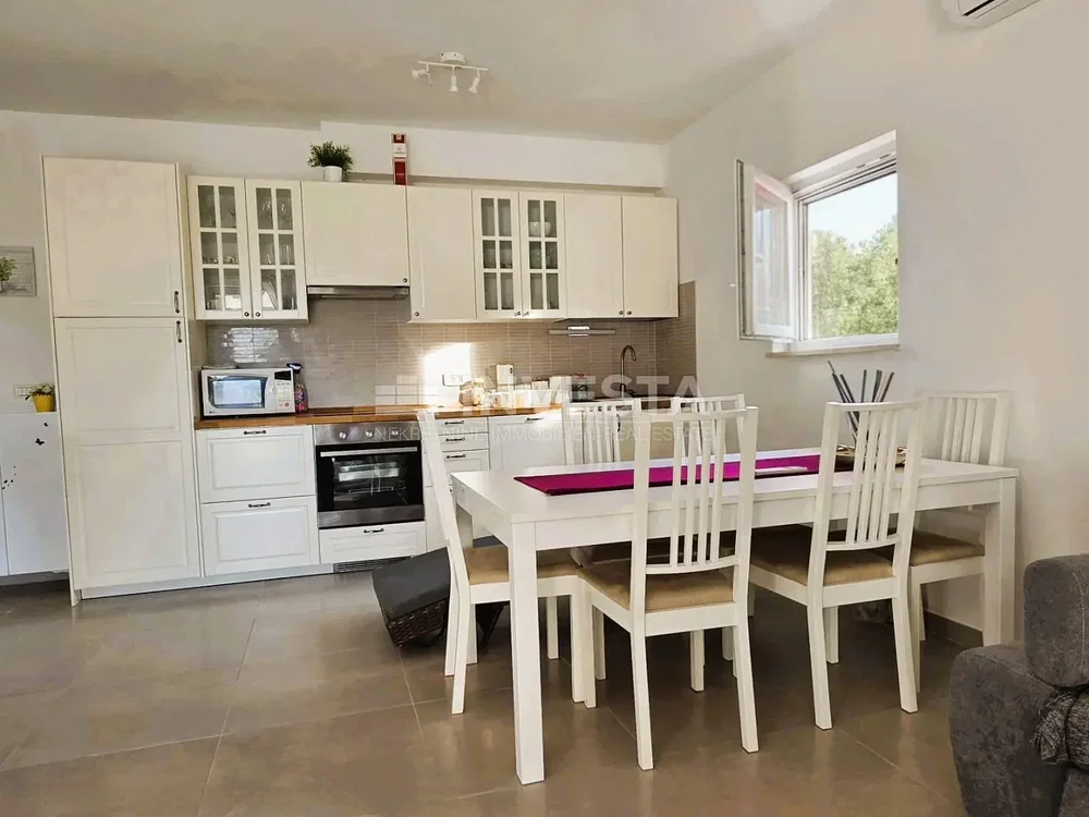 Cuisine; électroménager, carrelage, lumière naturelle, vue