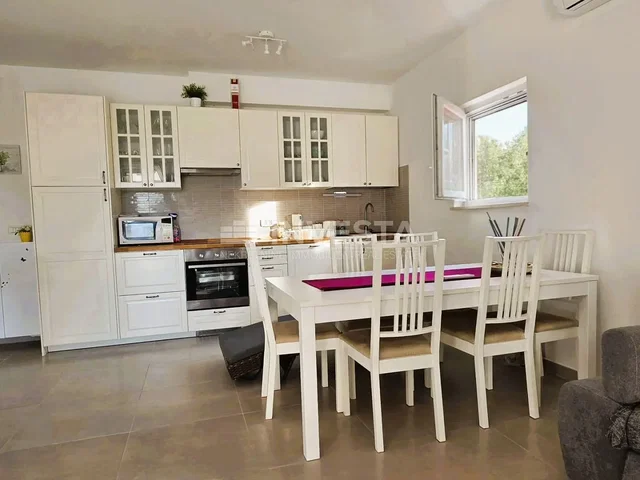 Cucina; elettrodomestici, pavimento in piastrelle, luce naturale, vista
