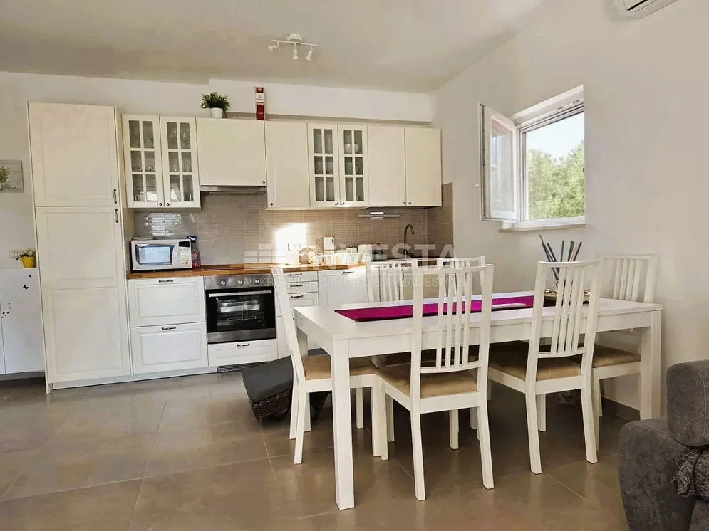 Cuisine; électroménager, carrelage, lumière naturelle, vue