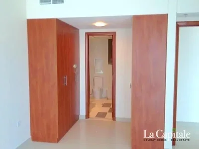 Camera; pavimento in piastrelle, luce naturale