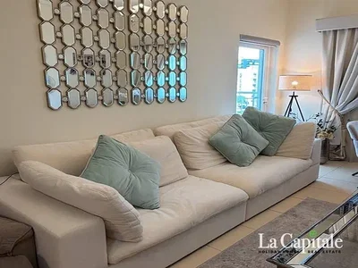 Soggiorno; stile moderno, pavimento in piastrelle, luce naturale