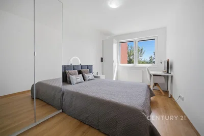 Quarto; chão de madeira, luz natural, estilo moderno