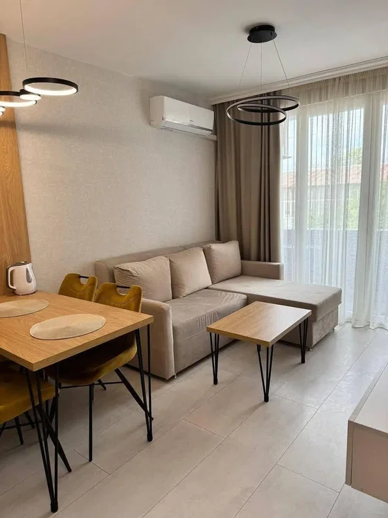Dnevna soba; pločice, prirodno svjetlo, moderni stil