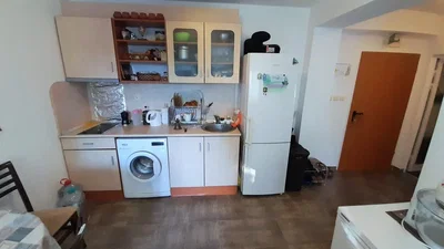 Kuhinja; kuhinjski aparati, drveni pod, prirodno svjetlo