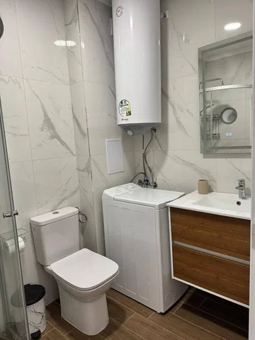 Toalet; pločice, bojler, renoviran, prirodno svjetlo