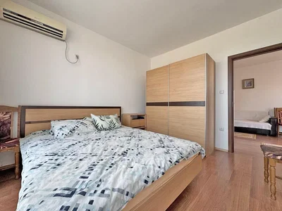Spavaća soba; drveni pod, prirodno svjetlo