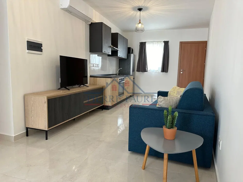 Soggiorno; luce naturale, pavimento in piastrelle, stile moderno, elettrodomestici