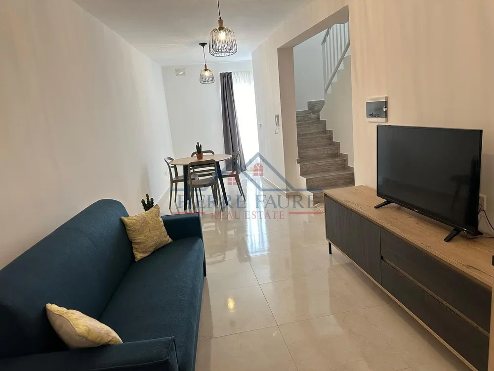 Soggiorno; pavimento in piastrelle, luce naturale, stile moderno