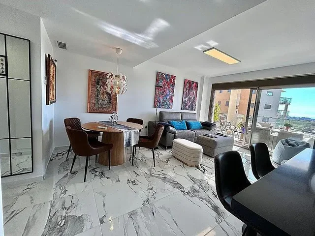 Sala de estar; chão de azulejo, luz natural, vista