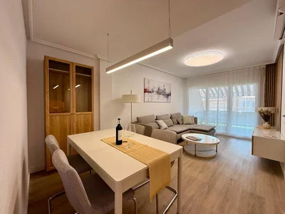 Obývací pokoj; přirozené světlo, moderní styl, dřevěná podlaha