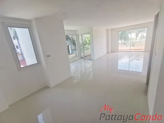 Obývací pokoj; dlažba, přirozené světlo