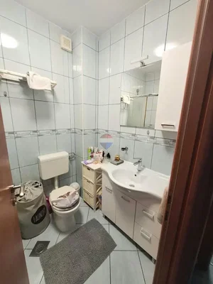 Тоалет; плочице, природно светло