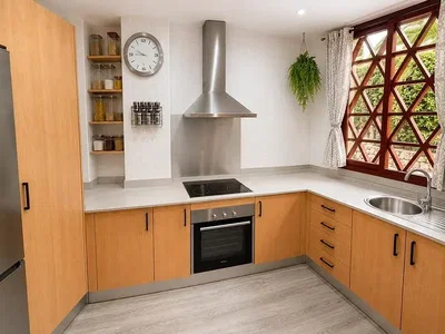Cuisine; électroménager, parquet, lumière naturelle, style moderne