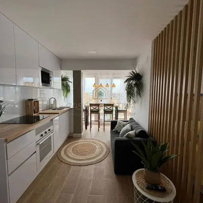 Wohnzimmer; küchengeräte, tageslicht, moderner stil, holzboden