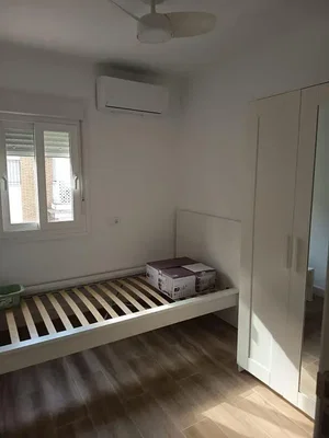 Ložnice; dřevěná podlaha, přirozené světlo