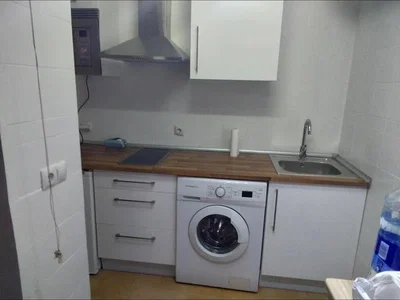 Kuchyňa; kuchynské spotrebiče, drevená podlaha, dlažba, potrebná rekonštrukcia