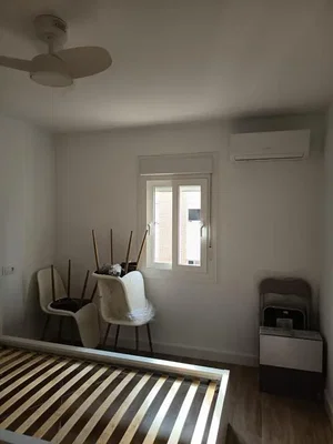 Ložnice; dřevěná podlaha, přirozené světlo