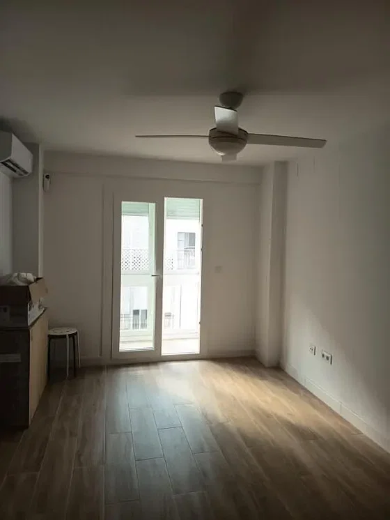 Obývací pokoj; dlažba, přirozené světlo