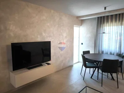 Soggiorno; pavimento in piastrelle, luce naturale, stile moderno