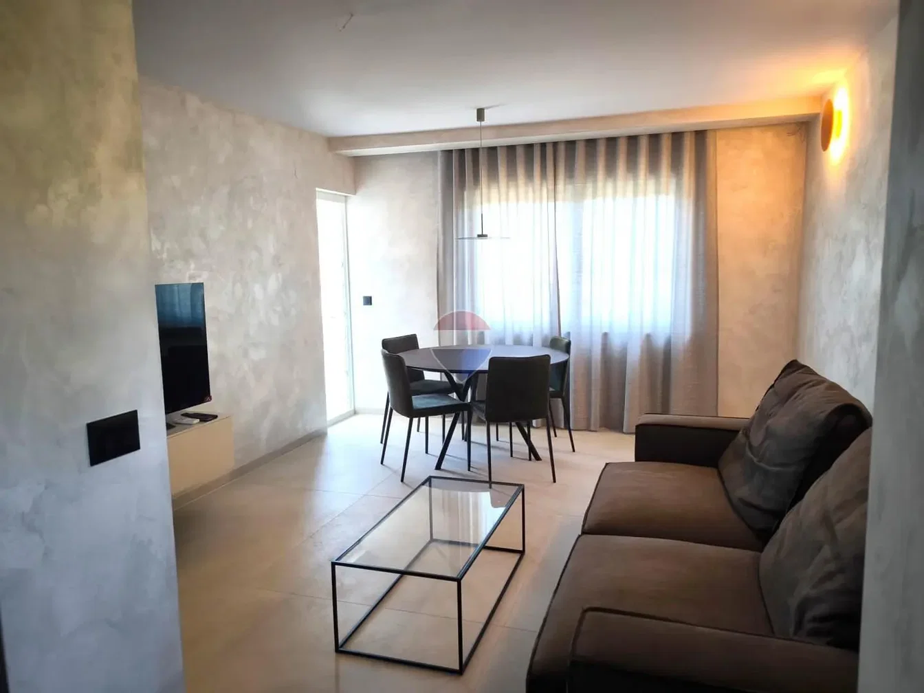 Soggiorno; pavimento in piastrelle, luce naturale, stile moderno