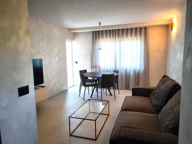 Soggiorno; pavimento in piastrelle, luce naturale, stile moderno