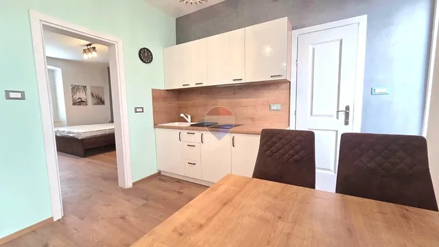 Кухиња; кухињски апарати, дрвени под, природно светло