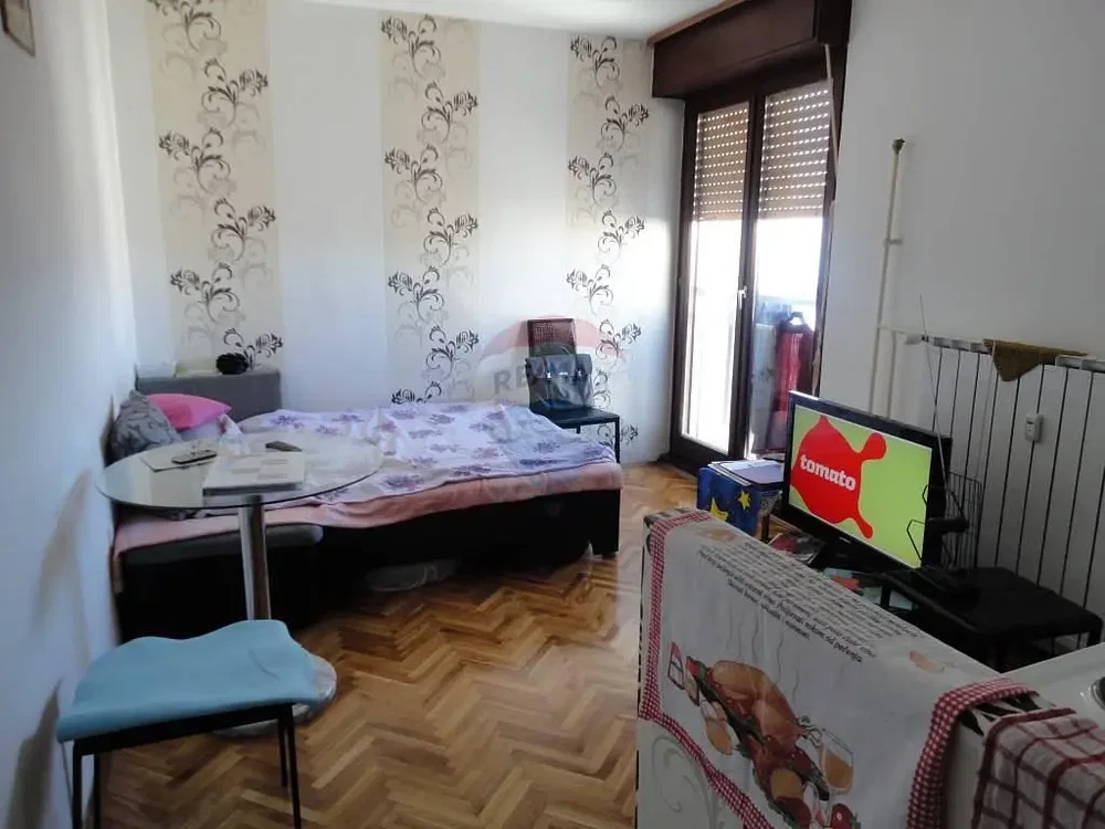 Schlafzimmer; holzboden, tageslicht, renovierungsbedürftig