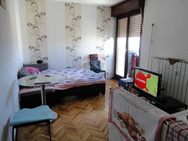 Спаваћа соба; дрвени под, природно светло, потребна реновација