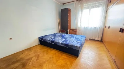 Спаваћа соба; дрвени под, природно светло