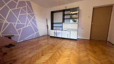 Дневна соба; дрвени под, природно светло