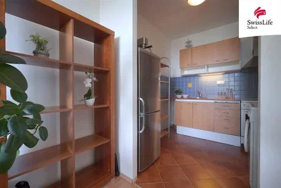 Cucina; elettrodomestici, pavimento in piastrelle, ristrutturato