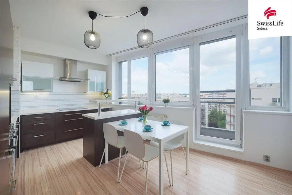 Cucina; elettrodomestici, vista, luce naturale, stile moderno, pavimento in legno