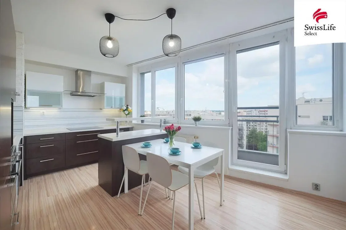 Cucina; elettrodomestici, vista, luce naturale, stile moderno, pavimento in legno