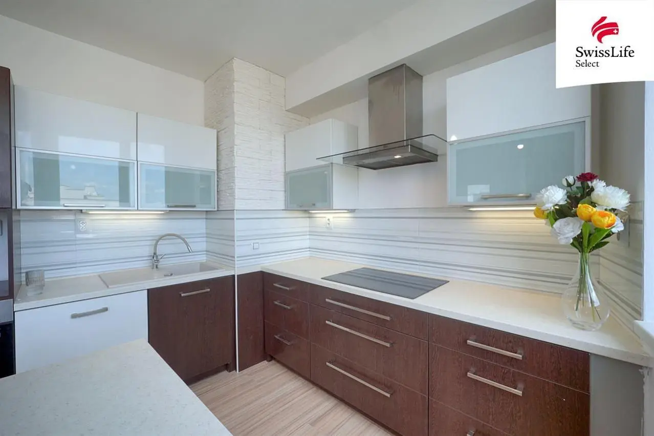 Cucina; elettrodomestici, pavimento in legno, luce naturale, stile moderno