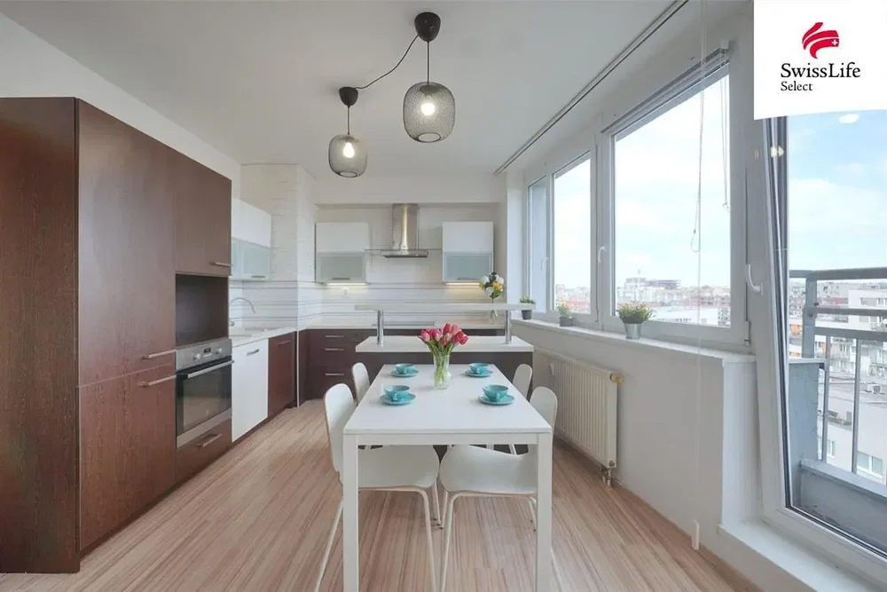 Cucina; elettrodomestici, pavimento in legno, luce naturale, stile moderno