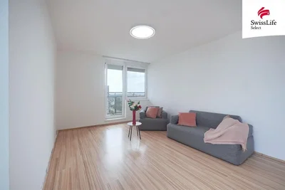 Soggiorno; pavimento in legno, luce naturale
