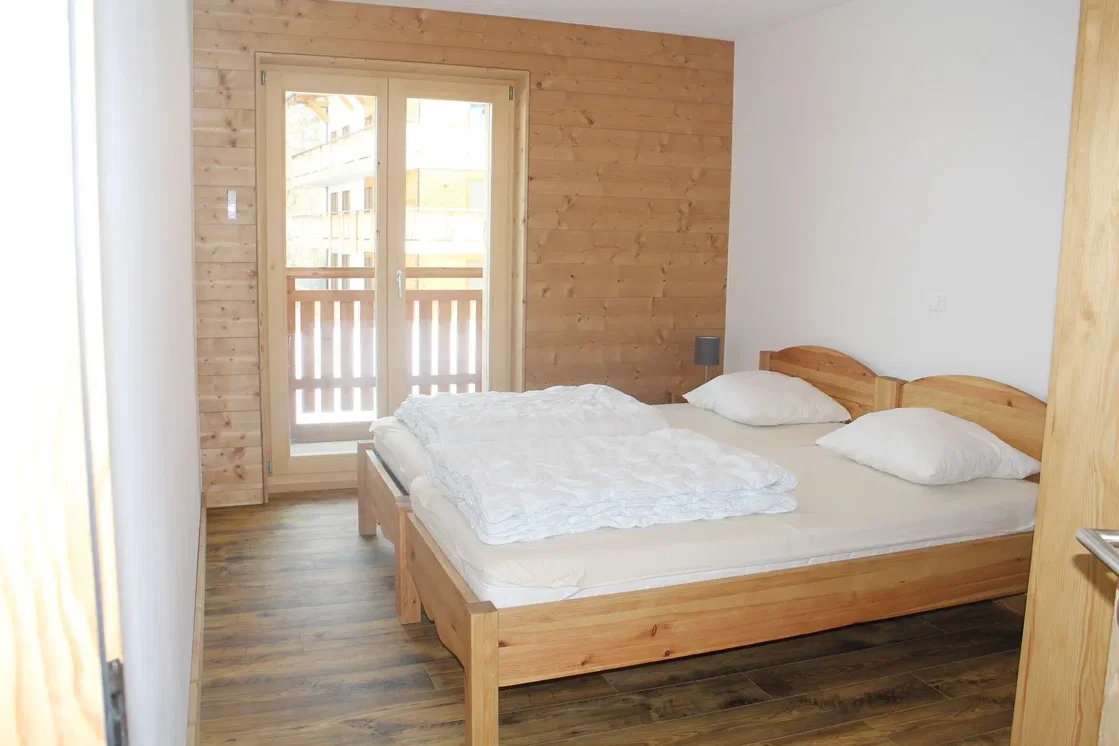 Camera da letto; pavimento in legno, luce naturale, stile rustico