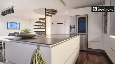 Küche; küchengeräte, holzboden, tageslicht, moderner stil