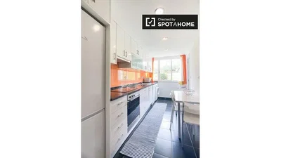 Küche; küchengeräte, tageslicht, fliesenboden, renoviert