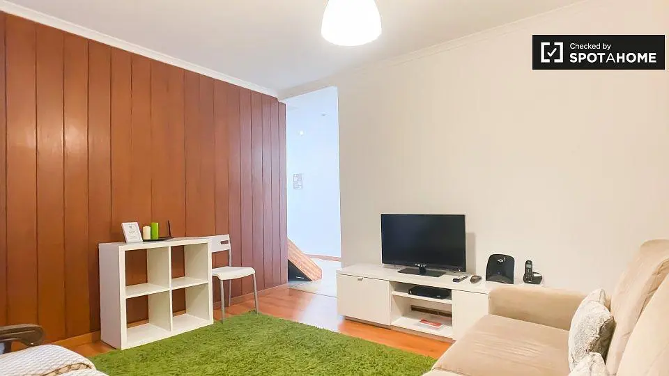 Wohnzimmer; holzboden, tageslicht, moderner stil