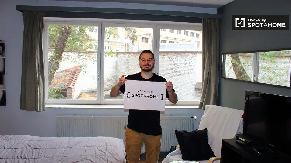 Camera da letto; luce naturale, stile moderno