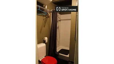 Toilette; pavimento in piastrelle, necessita ristrutturazione, luce naturale