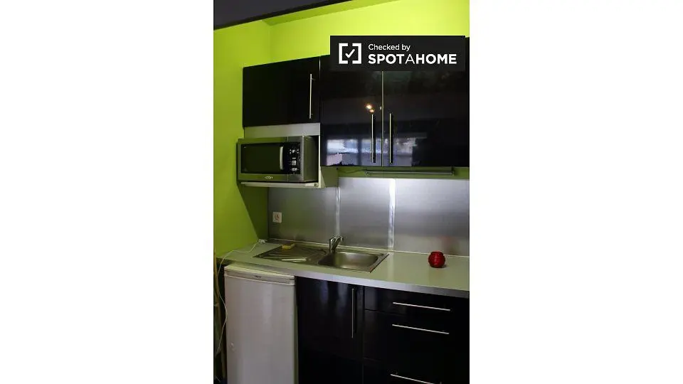 Cucina; elettrodomestici, luce naturale