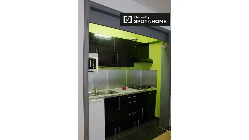 Cucina; elettrodomestici, luce naturale