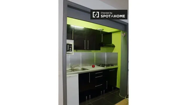 Cucina; elettrodomestici, luce naturale