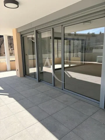 Balkon; dlažba, přirozené světlo